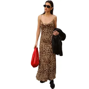 Dettaglio del sexy abito sottoveste leopardato con scollo a cappuccio e schiena scoperta