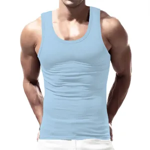 Primo piano della canotta azzurra slim-fit da uomo con scollo a U e trama del tessuto.