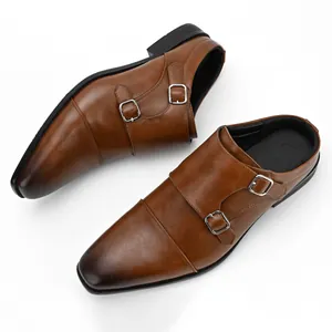Détail rapproché de chaussures de ville marron à double boucle pour homme au design élégant