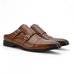 Vue latérale détaillée d'élégantes mules à double boucle en cuir marron pour hommes
