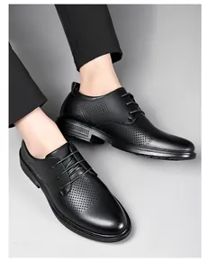 Detalle de zapatos de negocios en cuero negro perforado. Elegantes y muy transpirables.