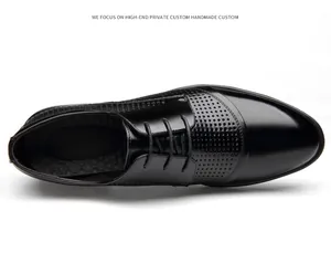 Draufsicht auf schwarze perforierte Lederschuhe für Herren mit eleganten Schnürsenkeln