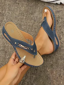 Λεπτομερής προβολή γυναικείων navy blue σαγιονάρων με αλυσίδα κρυστάλλων και ραφές