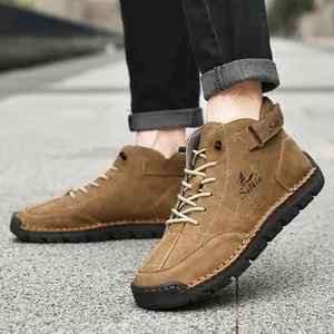 Primer plano de botas casuales de cuero marrón cosidas a mano con suelas de goma
