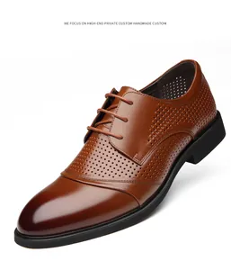 Detailansicht von braunen, gelochten Lederhalbschuhen mit einer eleganten Schnürung.
