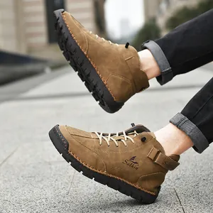 Detalle de los mocasines de cuero marrón cosidos a mano para hombre con suela de goma