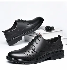 Primer plano detallado de zapatos de cuero negro transpirable para hombre con perforaciones