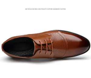 Draufsicht auf braune Derby-Schuhe aus Leder mit atmungsaktivem Lochmuster-Detail.