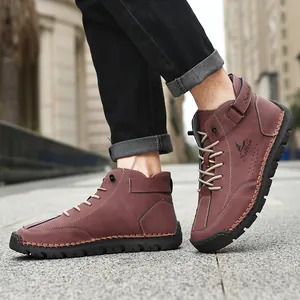 Vista detallada de zapatos casuales de cuero marrón rojizo cosidos a mano para hombres