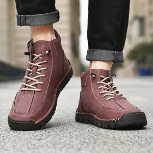 Detalle de zapatos informales de cuero marrón para hombre con costuras a mano y suela de goma