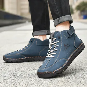 Primer plano de botas informales de cuero azul cosidas a mano para hombre