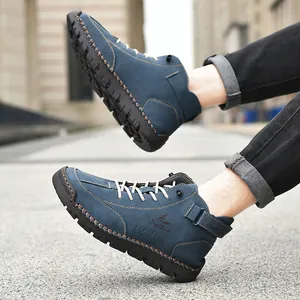 Vista detallada lateral de zapatos casuales de cuero azul para hombre con costuras a mano.