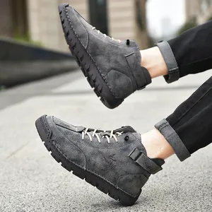 Vista detallada de zapatos de conducción para hombre en cuero gris cosidos a mano