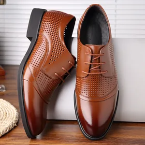 Elegante braune Herren-Lederschuhe mit Lochmuster für den Business-Sommer Look