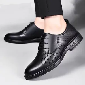 Zapatos de vestir clásicos de cuero negro para hombre con diseño perforado transpirable