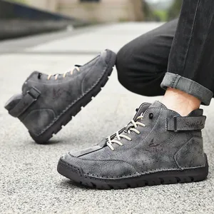 Primer plano de zapatos casuales de cuero gris para hombre cosidos a mano con cordones.