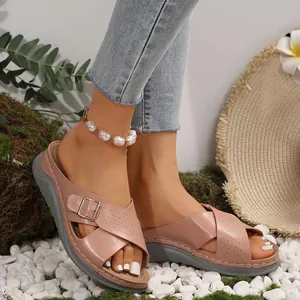 Sommerliche rosa Keilsandalen für Damen mit Überkreuzdesign und Schnallendetail