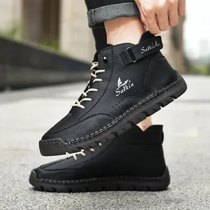 Vista detallada lateral de zapatos casuales de cuero negro para hombre con costura