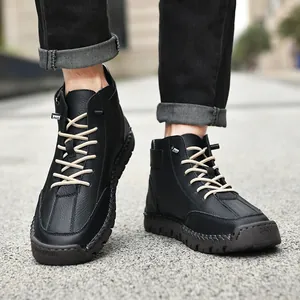 Detalle de la costura a mano en estos zapatos de cuero casuales para hombre.