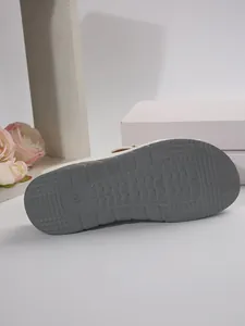 Detailansicht der grauen rutschfesten Sohle mit Größe 37 für Damen Strand-Sandalen.