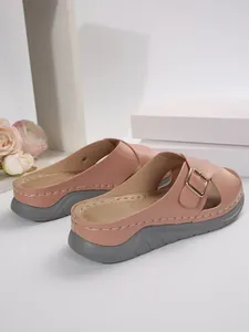 Details von pinkfarbenen Keilsandaletten für Damen mit Schnalle und grauer Plateausohle