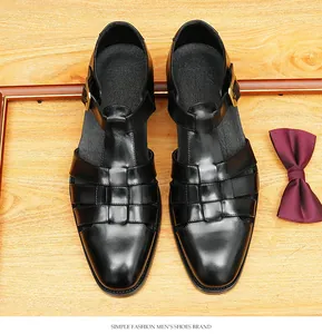 Draufsicht auf schwarze Herren-Ledersandalen mit einem atmungsaktiven, hohlen Design.