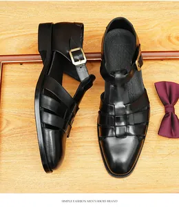 Draufsicht-Detail hochwertiger schwarzer Herren-Ledersandalen mit hohlem Design und Schnalle