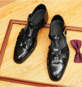 Detaillierte Nahaufnahme schwarzer Herren-Ledersandalen mit gewebtem Design und Schnallenverschluss