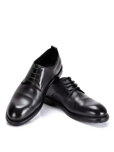 Nahaufnahme klassischer schwarzer Herrenschuhe aus echtem Leder im britischen Stil
