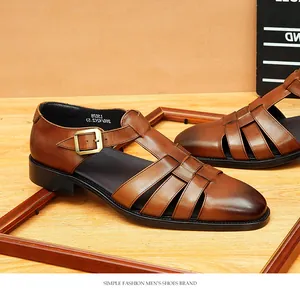 Detailansicht brauner Herren-Ledersandalen mit gewebten Riemen und robustem Schnallenverschluss