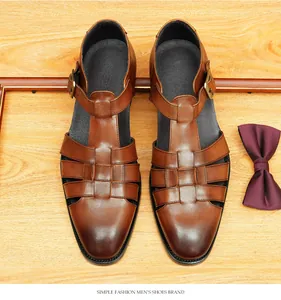 Draufsicht auf braune Leder-Herrensandalen im Business-Casual-Stil