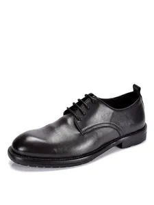 Klassischer Herrenschuh aus schwarzem Leder mit eleganter Schnürung für das Büro