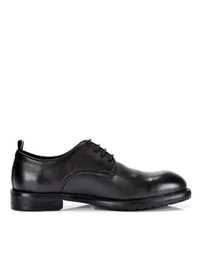 Seitenansicht der klassischen handgefertigten schwarzen Leder-Herrenschuhe im britischen Stil