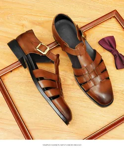 Hochwertige Nahaufnahme brauner Herren-Ledersandalen mit stilvollem und elegantem Webdetail