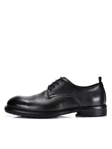 Seitenprofil klassischer schwarzer Herrenschuhe aus Leder mit Schnürverschluss
