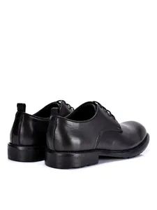 Detaillierte Rückansicht der klassischen schwarzen Herrenschuhe aus weichem Leder
