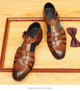 Detailansicht der braunen, atmungsaktiven Herren-Ledersandalen im Business-Stil.