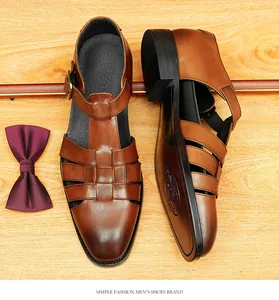 Draufsicht auf braune Herren-Ledersandalen im stilvollen Business-Casual-Look für Männer