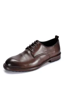 Detailansicht von eleganten dunkelbraunen handgefertigten Leder-Derby-Schuhen für Herren.