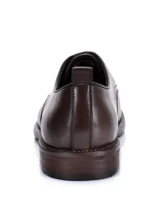 Rückansicht eleganter dunkelbrauner Lederschuhe mit Fokus auf detaillierte Fersennähte
