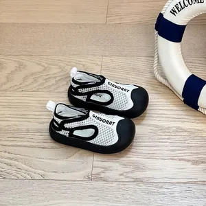 Detail von atmungsaktiven Baby-Netzsandalen mit schwarzer Zehenkappe und Netz.
