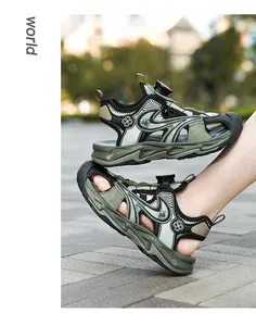 Sandalias de exterior para niños en verde oliva con sistema de cierre giratorio.
