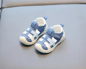 Sandales bébé bleues et blanches avec protection des orteils et sangle