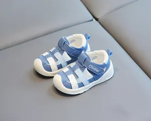 Sandales bleues et blanches pour tout-petits avec semelles antidérapantes souples