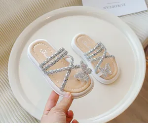 Vista detallada de la mariposa de diamantes de imitación en chanclas para niñas
