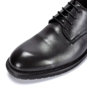 Nahaufnahme von eleganten schwarzen Herrenschuhen aus Leder mit klassischer Schnürung