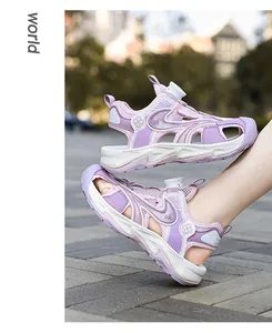 Detalle de sandalias moradas para niños con cierre de dial rápido y puntera cerrada.