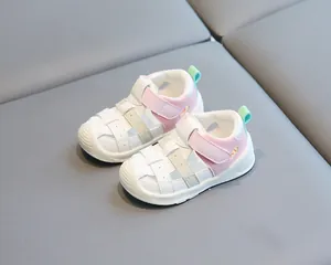 Vue détaillée des sandales fermées pour bébés avec semelle souple en rose et blanc.