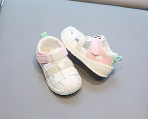 Vue détaillée des sandales roses et blanches pour tout-petits avec semelle souple
