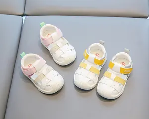 Vue détaillée de sandales bout fermé pour bébé en coloris rose et jaune pastel